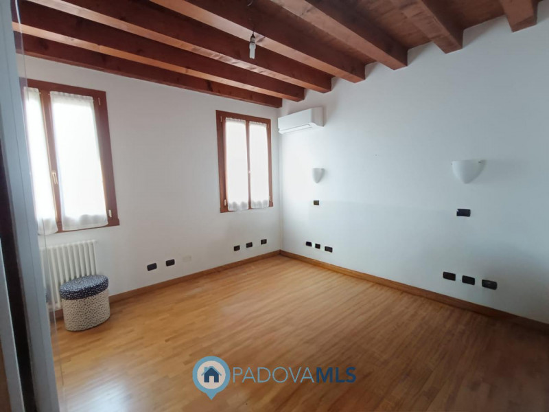 Immobile in esclusiva al Gruppo Padova MLS
Casalserugo splendida porzione di rustico con spazi in...