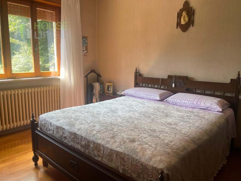 RECOARO TERME: APPARTAMENTO TRICAMERE al secondo piano in contesto di sole tre unità, completo di...