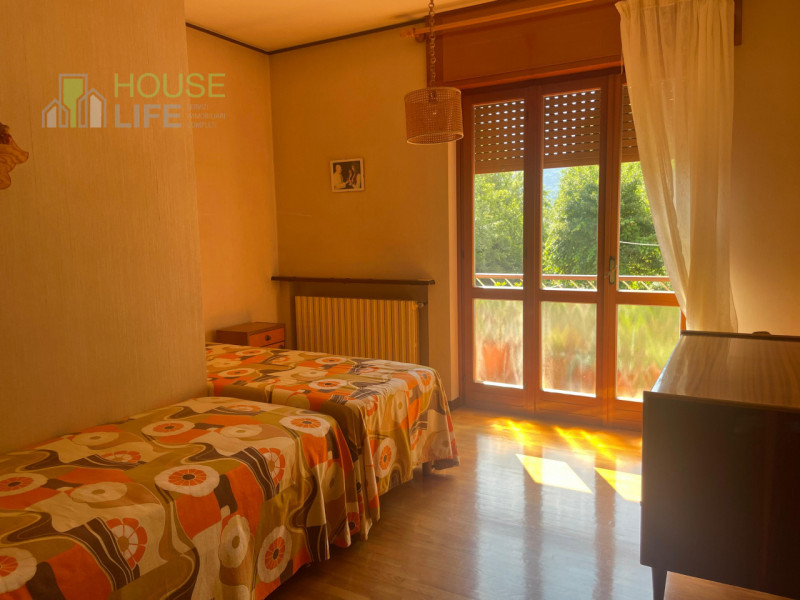 RECOARO TERME: APPARTAMENTO TRICAMERE al secondo piano in contesto di sole tre unità, completo di...