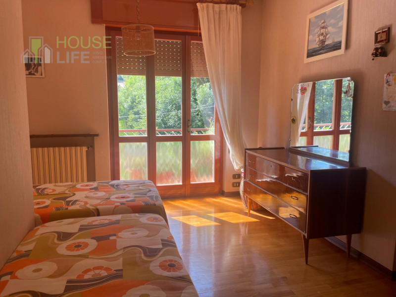 RECOARO TERME: APPARTAMENTO TRICAMERE al secondo piano in contesto di sole tre unità, completo di...