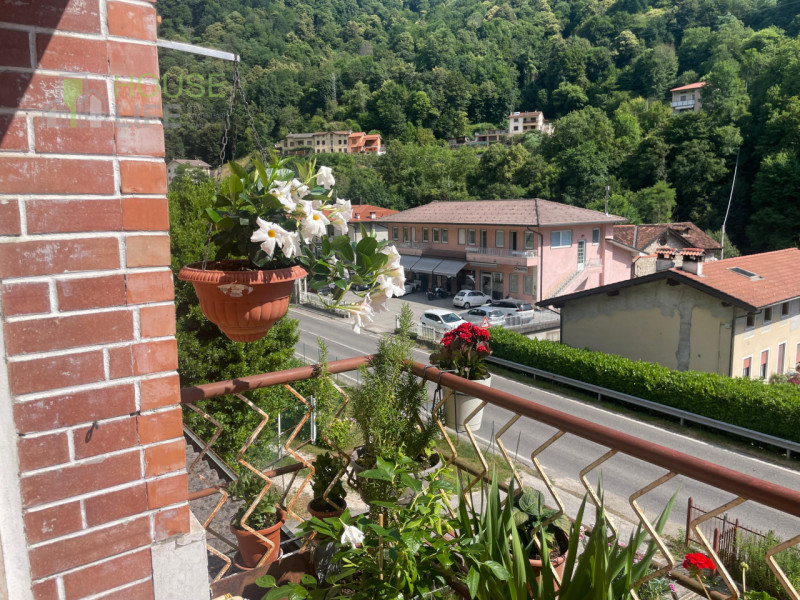 RECOARO TERME: APPARTAMENTO TRICAMERE al secondo piano in contesto di sole tre unità, completo di...