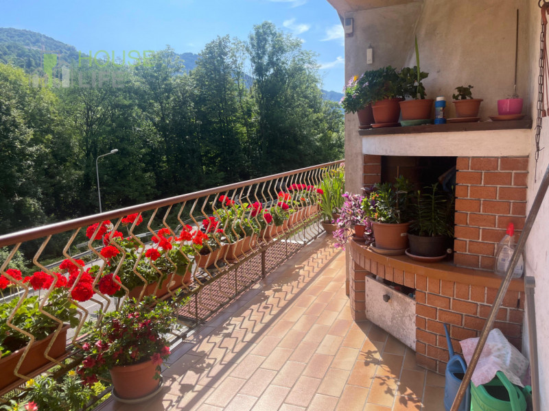 RECOARO TERME: APPARTAMENTO TRICAMERE al secondo piano in contesto di sole tre unità, completo di...