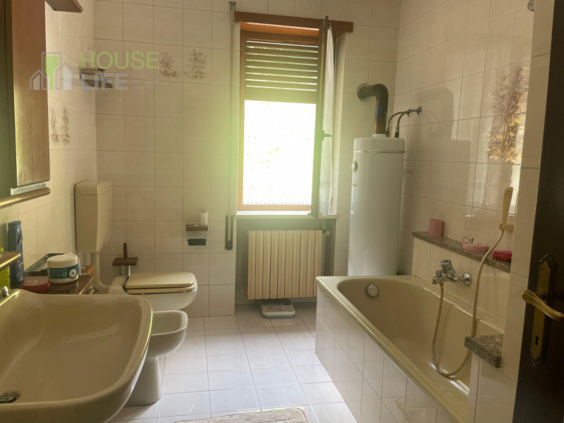 RECOARO TERME: APPARTAMENTO TRICAMERE al secondo piano in contesto di sole tre unità, completo di...