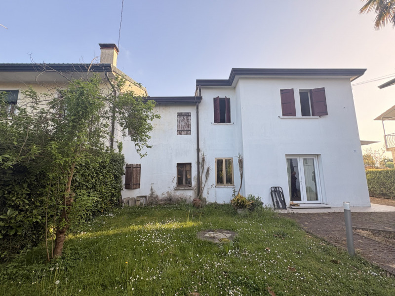 Situata nel cuore della suggestiva comune di Santa Maria di Sala, questa affascinante bifamiliare...