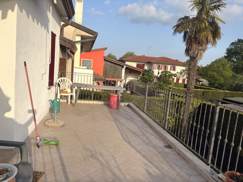 Situata nel cuore della suggestiva comune di Santa Maria di Sala, questa affascinante bifamiliare...