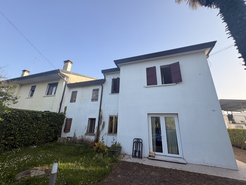 Situata nel cuore della suggestiva comune di Santa Maria di Sala, questa affascinante bifamiliare...