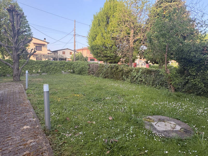 Situata nel cuore della suggestiva comune di Santa Maria di Sala, questa affascinante bifamiliare...