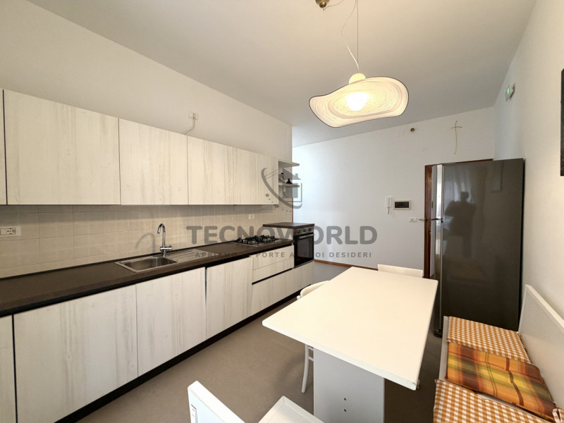 Appartamento bicamere  recentemente ristrutturato situato al piano terra rialzato di una palazzin...