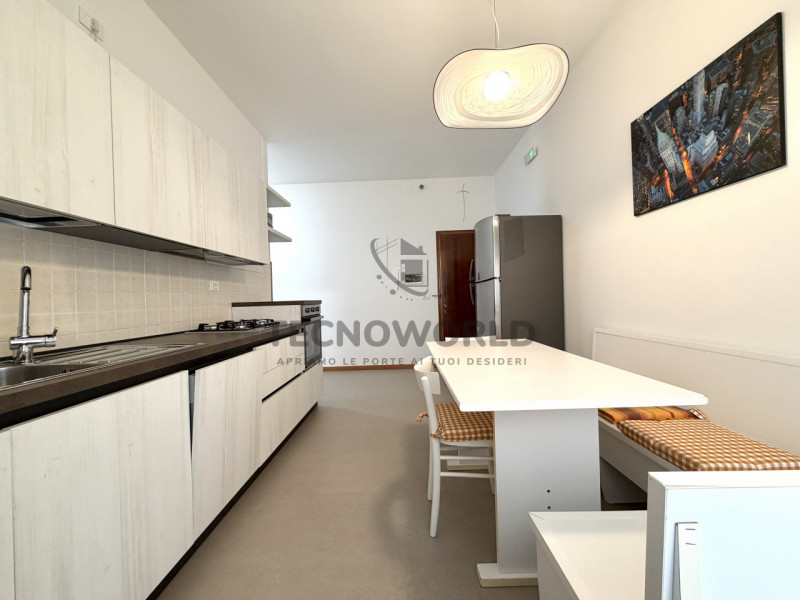 Appartamento bicamere  recentemente ristrutturato situato al piano terra rialzato di una palazzin...