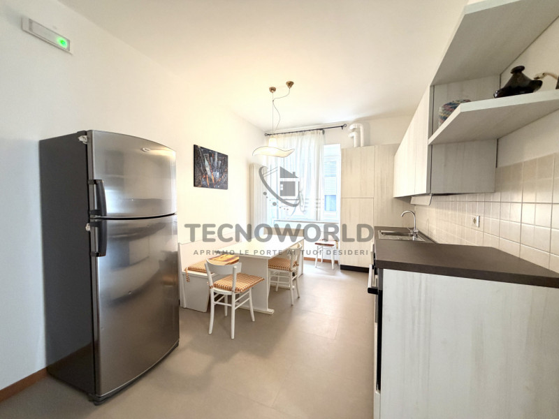 Appartamento bicamere  recentemente ristrutturato situato al piano terra rialzato di una palazzin...