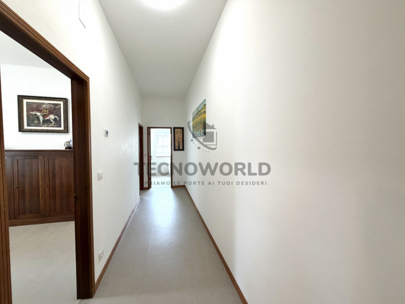 Appartamento bicamere  recentemente ristrutturato situato al piano terra rialzato di una palazzin...