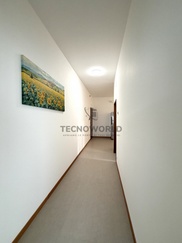 Appartamento bicamere  recentemente ristrutturato situato al piano terra rialzato di una palazzin...