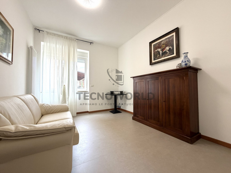 Appartamento bicamere  recentemente ristrutturato situato al piano terra rialzato di una palazzin...