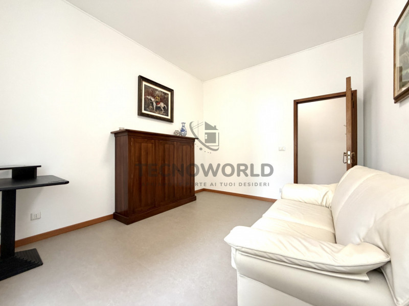 Appartamento bicamere  recentemente ristrutturato situato al piano terra rialzato di una palazzin...