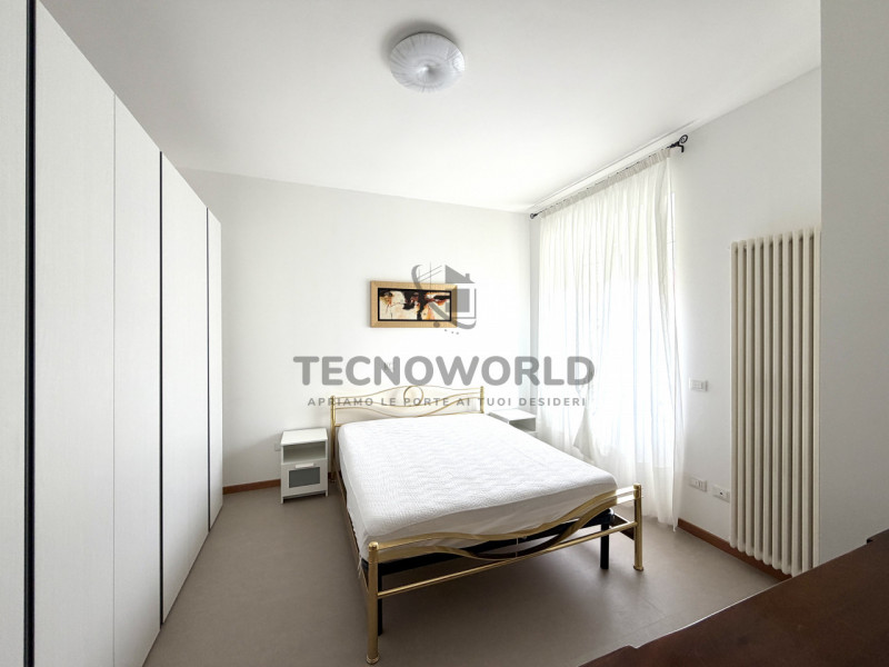 Appartamento bicamere  recentemente ristrutturato situato al piano terra rialzato di una palazzin...