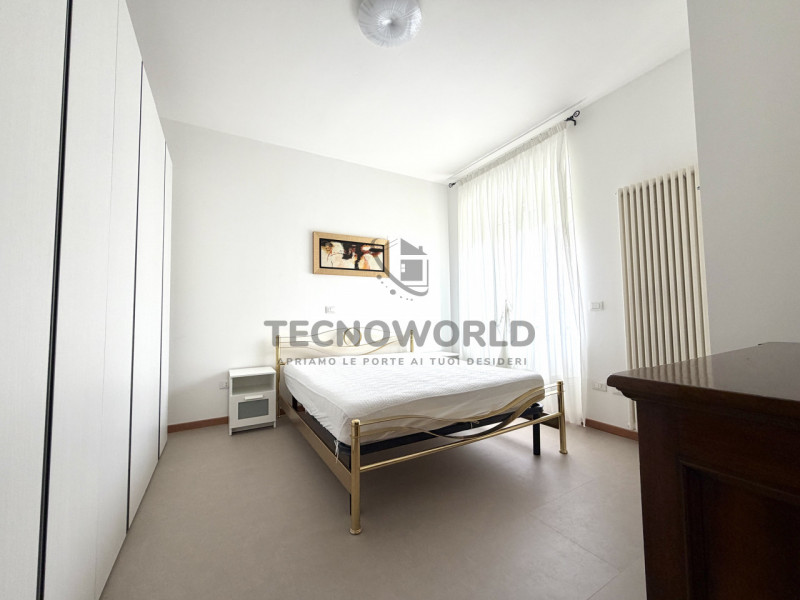 Appartamento bicamere  recentemente ristrutturato situato al piano terra rialzato di una palazzin...