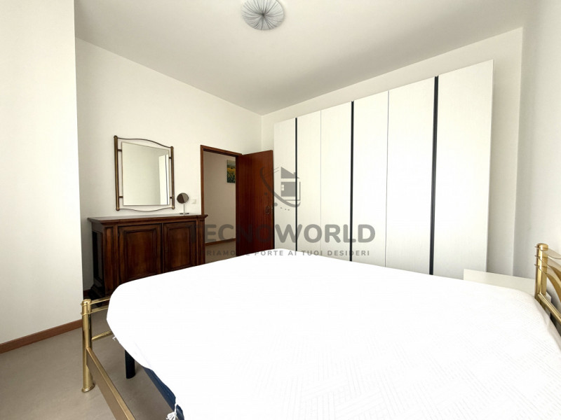 Appartamento bicamere  recentemente ristrutturato situato al piano terra rialzato di una palazzin...