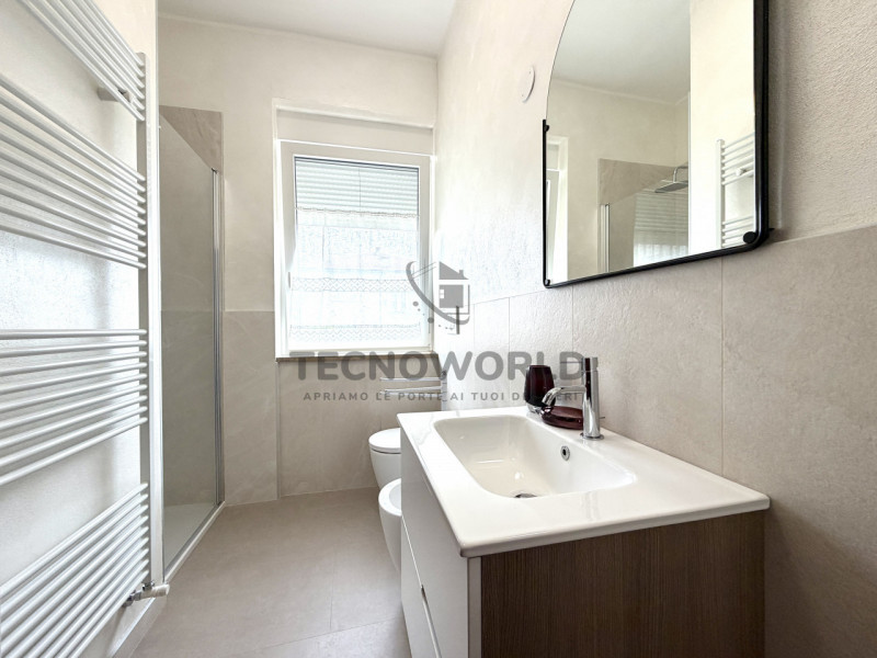 Appartamento bicamere  recentemente ristrutturato situato al piano terra rialzato di una palazzin...