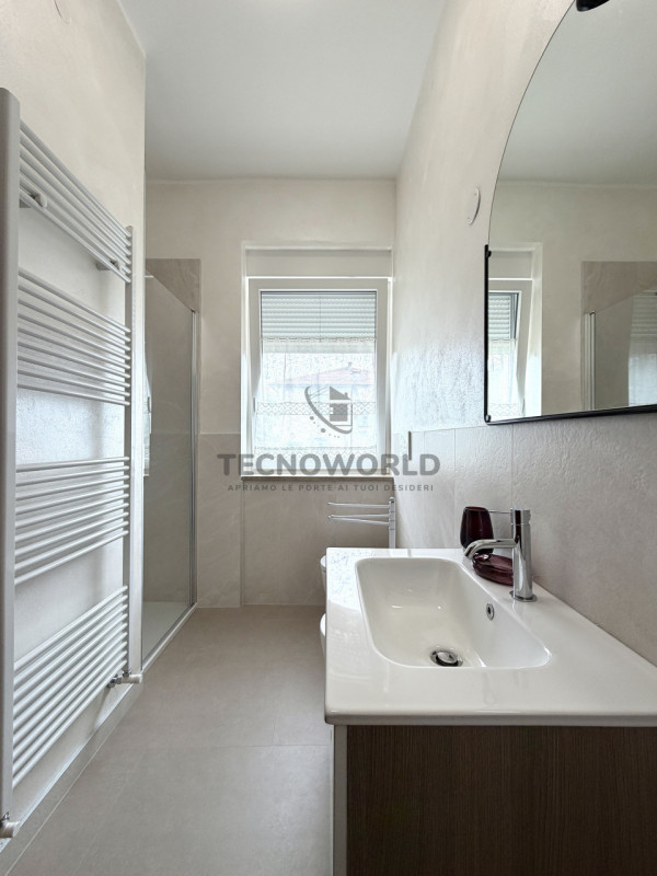 Appartamento bicamere  recentemente ristrutturato situato al piano terra rialzato di una palazzin...