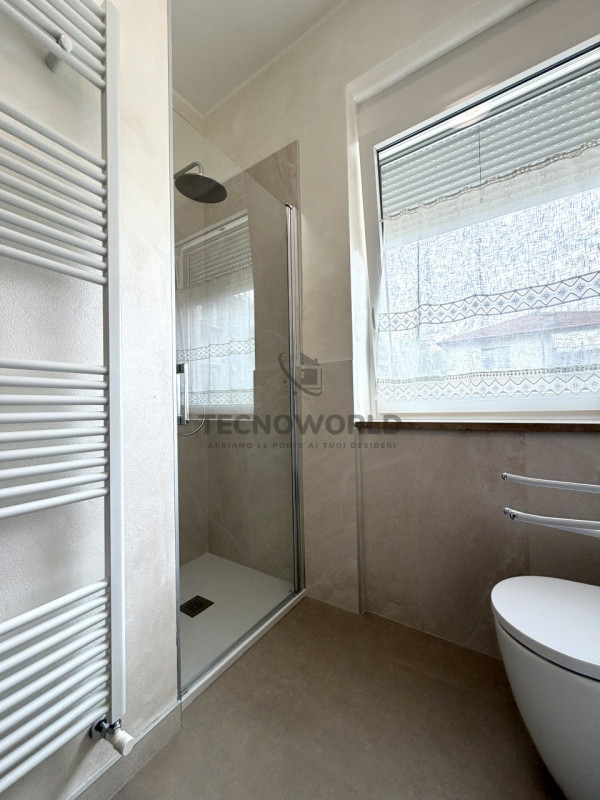 Appartamento bicamere  recentemente ristrutturato situato al piano terra rialzato di una palazzin...