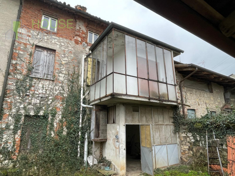 MALO - CENTRO: CASA A SCHIERA da RISTRUTTURARE 315mq con possibilità di ampliamento di 700m. EURO...