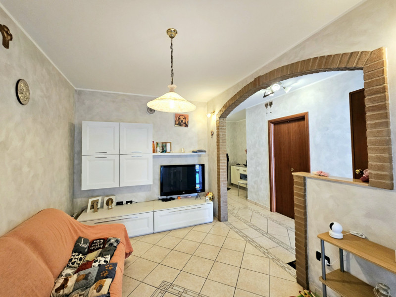 Proponiamo in vendita, in un tranquillo contesto residenziale, villetta a schiera con scoperto es...