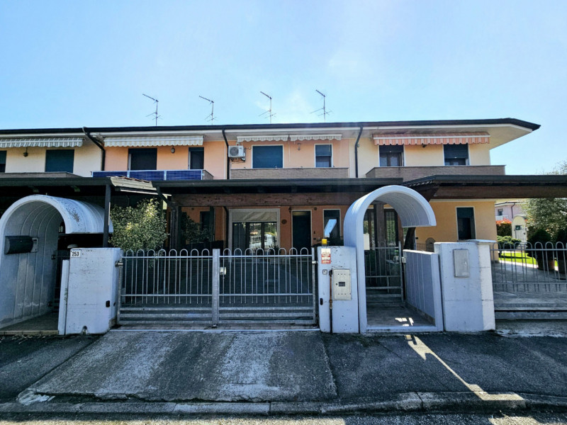 Proponiamo in vendita, in un tranquillo contesto residenziale, villetta a schiera con scoperto es...