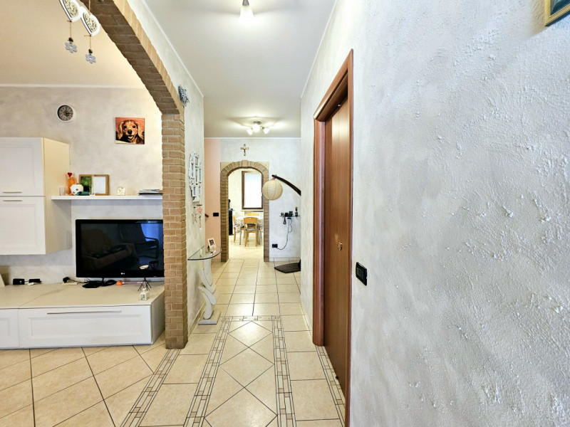 Proponiamo in vendita, in un tranquillo contesto residenziale, villetta a schiera con scoperto es...