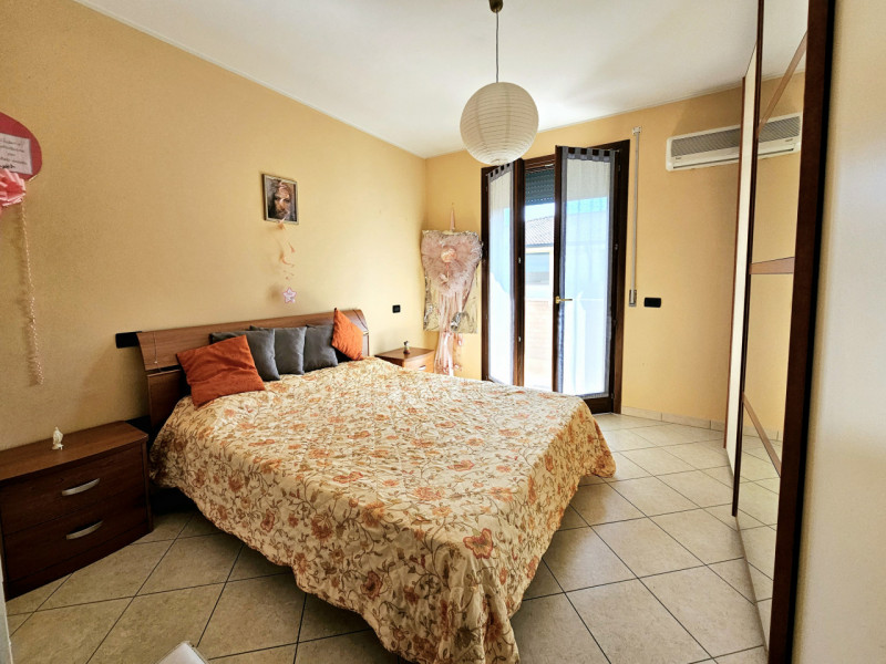 Proponiamo in vendita, in un tranquillo contesto residenziale, villetta a schiera con scoperto es...