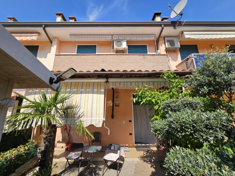 Proponiamo in vendita, in un tranquillo contesto residenziale, villetta a schiera con scoperto es...