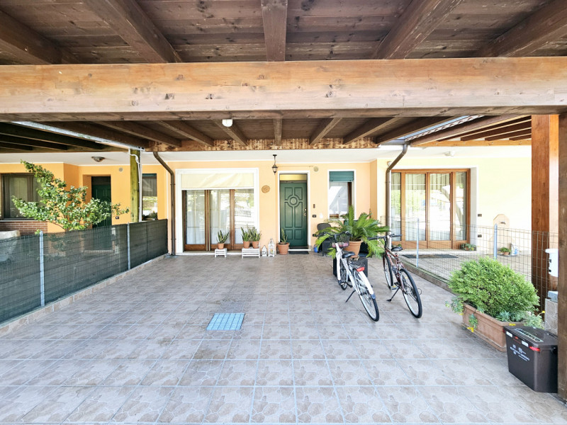 Proponiamo in vendita, in un tranquillo contesto residenziale, villetta a schiera con scoperto es...