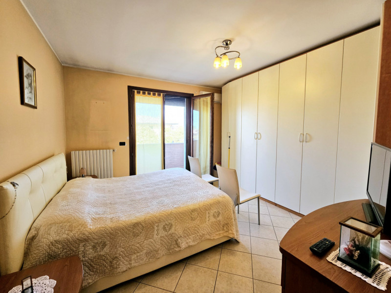 Proponiamo in vendita, in un tranquillo contesto residenziale, villetta a schiera con scoperto es...