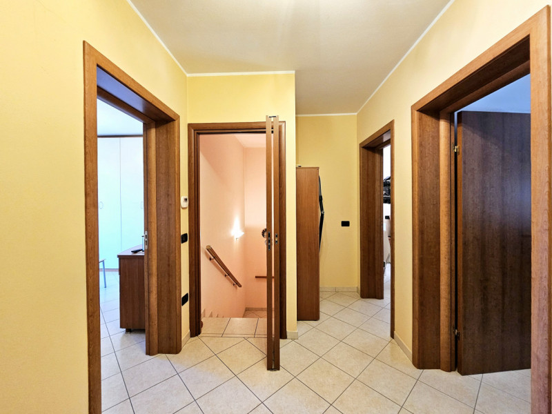 Proponiamo in vendita, in un tranquillo contesto residenziale, villetta a schiera con scoperto es...