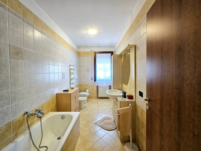 Proponiamo in vendita, in un tranquillo contesto residenziale, villetta a schiera con scoperto es...