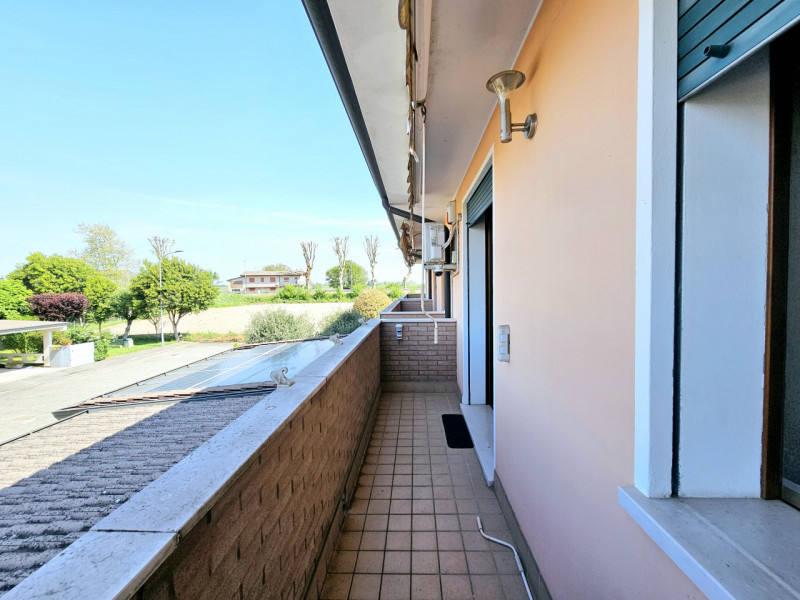 Proponiamo in vendita, in un tranquillo contesto residenziale, villetta a schiera con scoperto es...