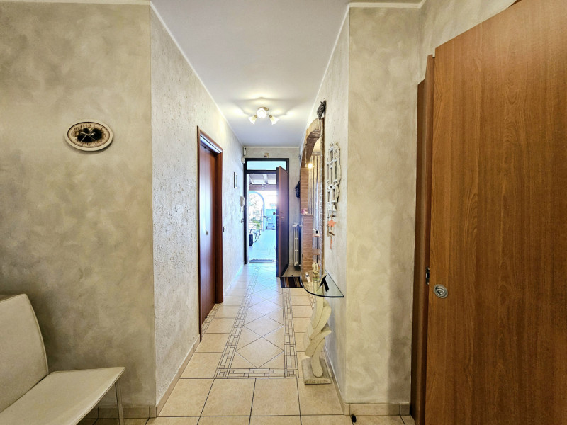 Proponiamo in vendita, in un tranquillo contesto residenziale, villetta a schiera con scoperto es...