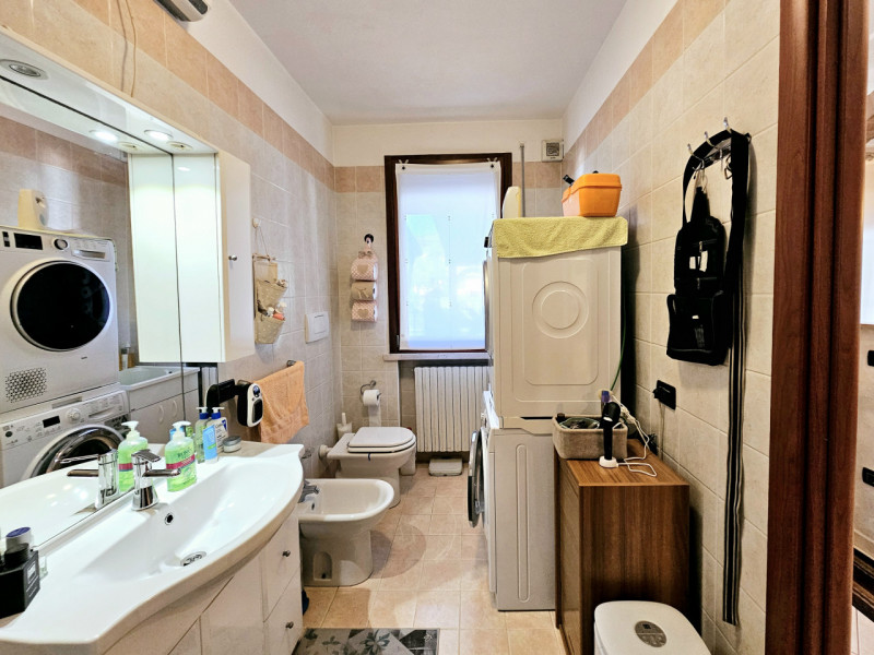 Proponiamo in vendita, in un tranquillo contesto residenziale, villetta a schiera con scoperto es...