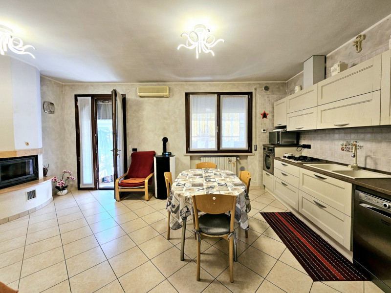 Proponiamo in vendita, in un tranquillo contesto residenziale, villetta a schiera con scoperto es...