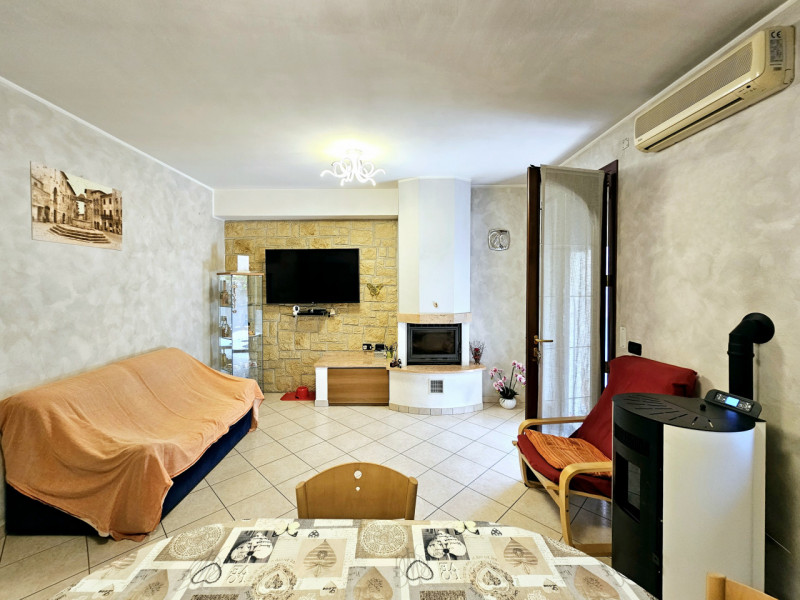 Proponiamo in vendita, in un tranquillo contesto residenziale, villetta a schiera con scoperto es...