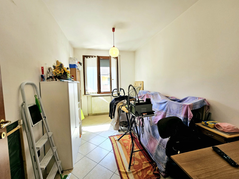 Proponiamo in vendita, in un tranquillo contesto residenziale, villetta a schiera con scoperto es...