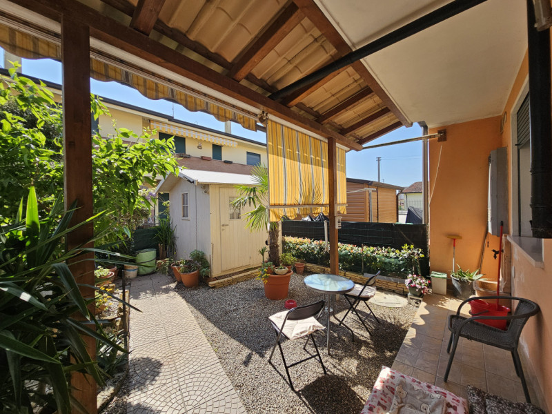 Proponiamo in vendita, in un tranquillo contesto residenziale, villetta a schiera con scoperto es...