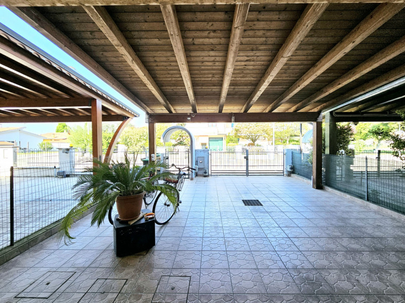 Proponiamo in vendita, in un tranquillo contesto residenziale, villetta a schiera con scoperto es...