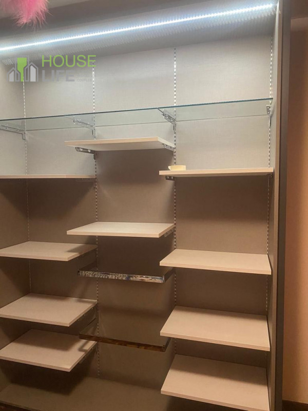 RECOARO TERME: in zona residenziale e di forte passaggio, NEGOZIO vetrinato al piano terra con so...