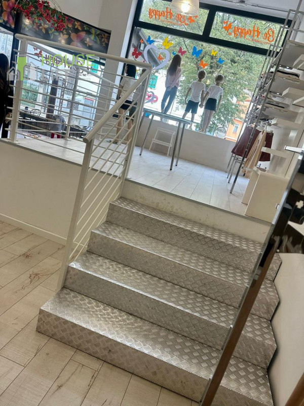 RECOARO TERME: in zona residenziale e di forte passaggio, NEGOZIO vetrinato al piano terra con so...