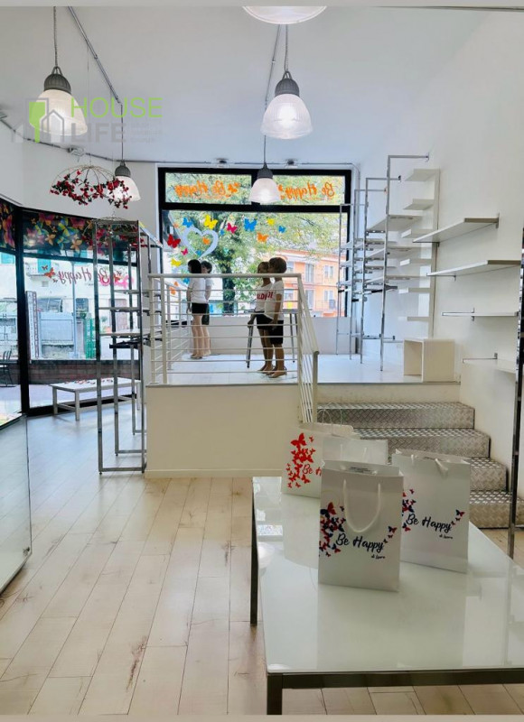 RECOARO TERME: in zona residenziale e di forte passaggio, NEGOZIO vetrinato al piano terra con so...