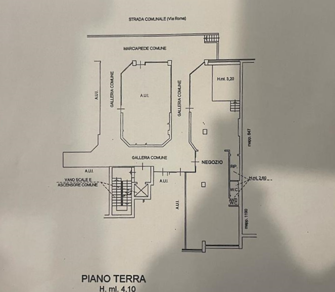 RECOARO TERME: in zona residenziale e di forte passaggio, NEGOZIO vetrinato al piano terra con so...