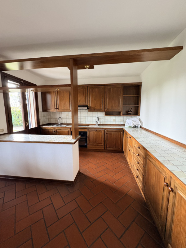 CADONEGHE - IN OTTIMA POSIZIONE , COMODA A TUTTI I SERVIZI , AFFITTASI , SOLO REFERENZIATI , VILL...