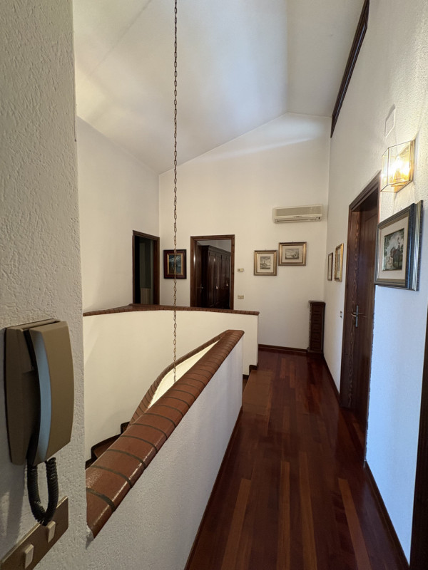 CADONEGHE - IN OTTIMA POSIZIONE , COMODA A TUTTI I SERVIZI , AFFITTASI , SOLO REFERENZIATI , VILL...