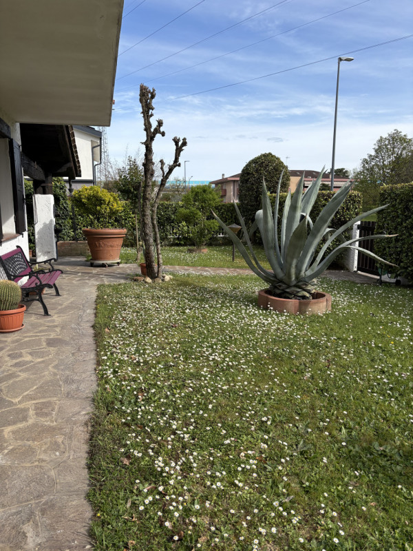 CADONEGHE - IN OTTIMA POSIZIONE , COMODA A TUTTI I SERVIZI , AFFITTASI , SOLO REFERENZIATI , VILL...