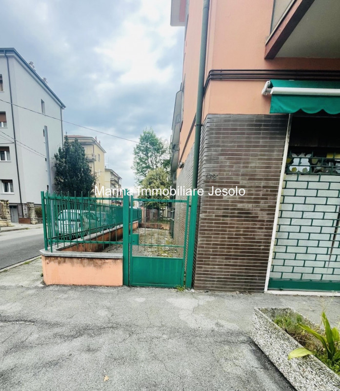 Scoprite un'opportunità unica per investire nel cuore del quartiere Santa Bertilla a Vicenza! Pro...